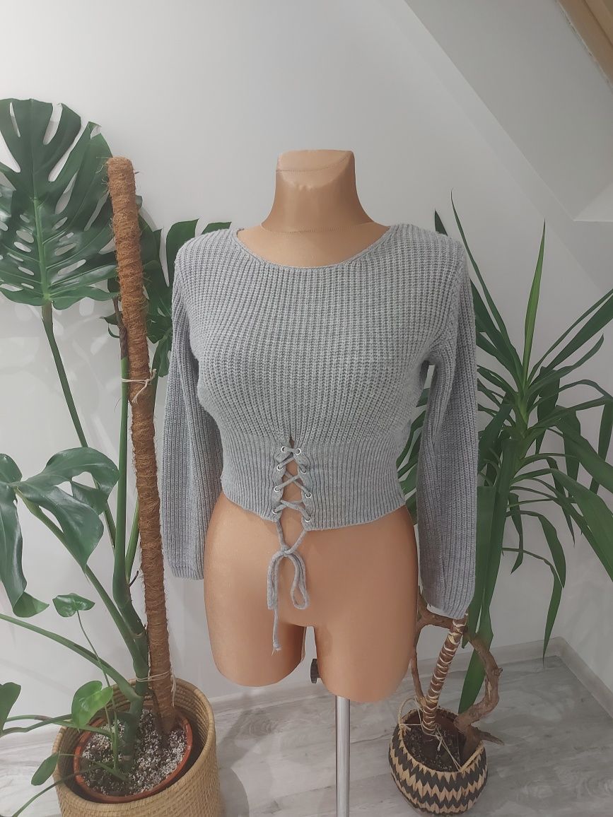 Sweterek z lekko bufiastymi rękawami krótki crop Top wiązany w talii