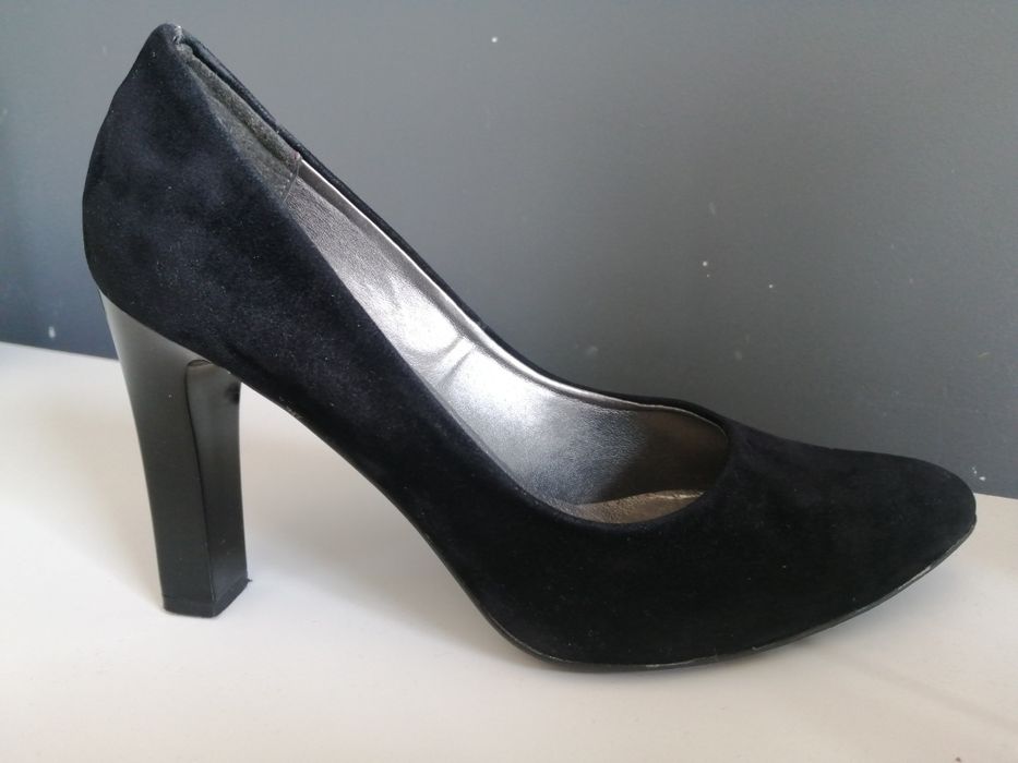 Czarne zamszowe szpilki  "Przybyła Wolsztyn" roz 39