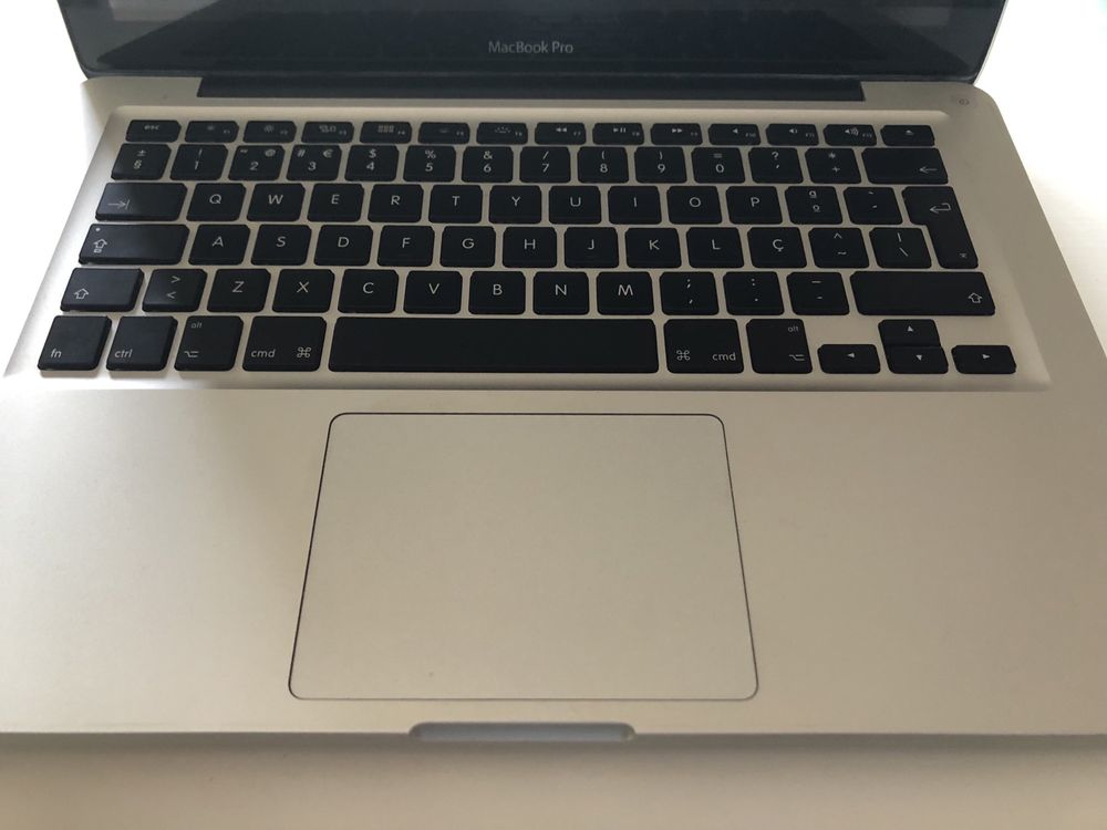 MacBook Pro 13”, modelo A1278 c/ avaria no ecrã