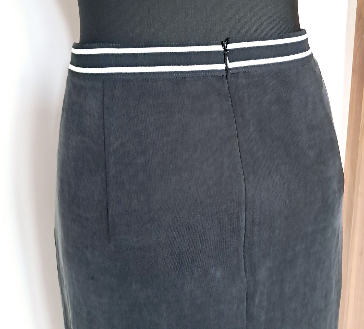 Spódnica elegancka cupro wiskoza czarna midi L40 Molton