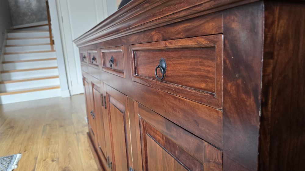 Kolonialne komoda z naturalnego drewna.