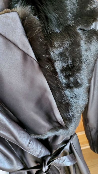 Casaco Comprido em Couro com Gola Amovível- In Extenso