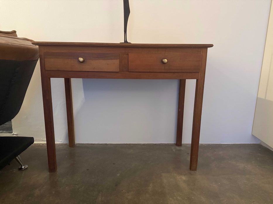 Mesa em Madeira Maciça com Duas Gavetas – Elegante e Funcional