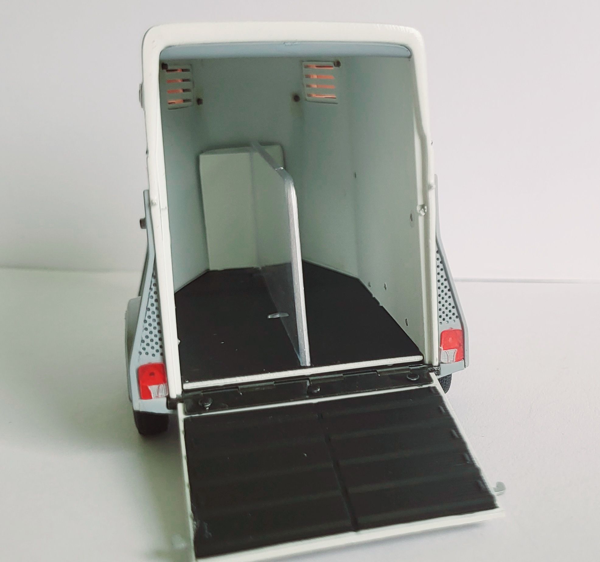 Przyczepa do przewozu koni Minichamps 1:43