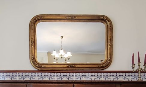 Vendo espelho grande dourado. Cerca de 131x86cm.