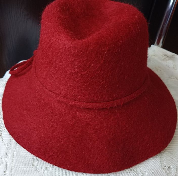 Kapelusz ręcznie robiony.