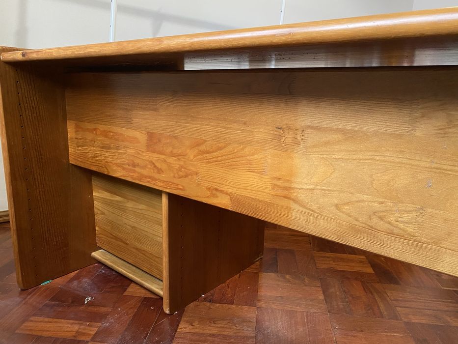 Secretaria madeira macica Cerne em optimo estado