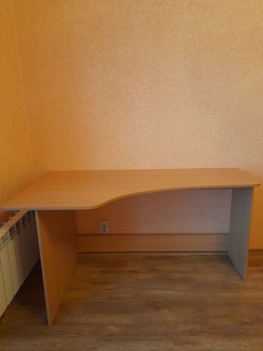 Продам стол. в отличном состоянии 1м 5х0,8