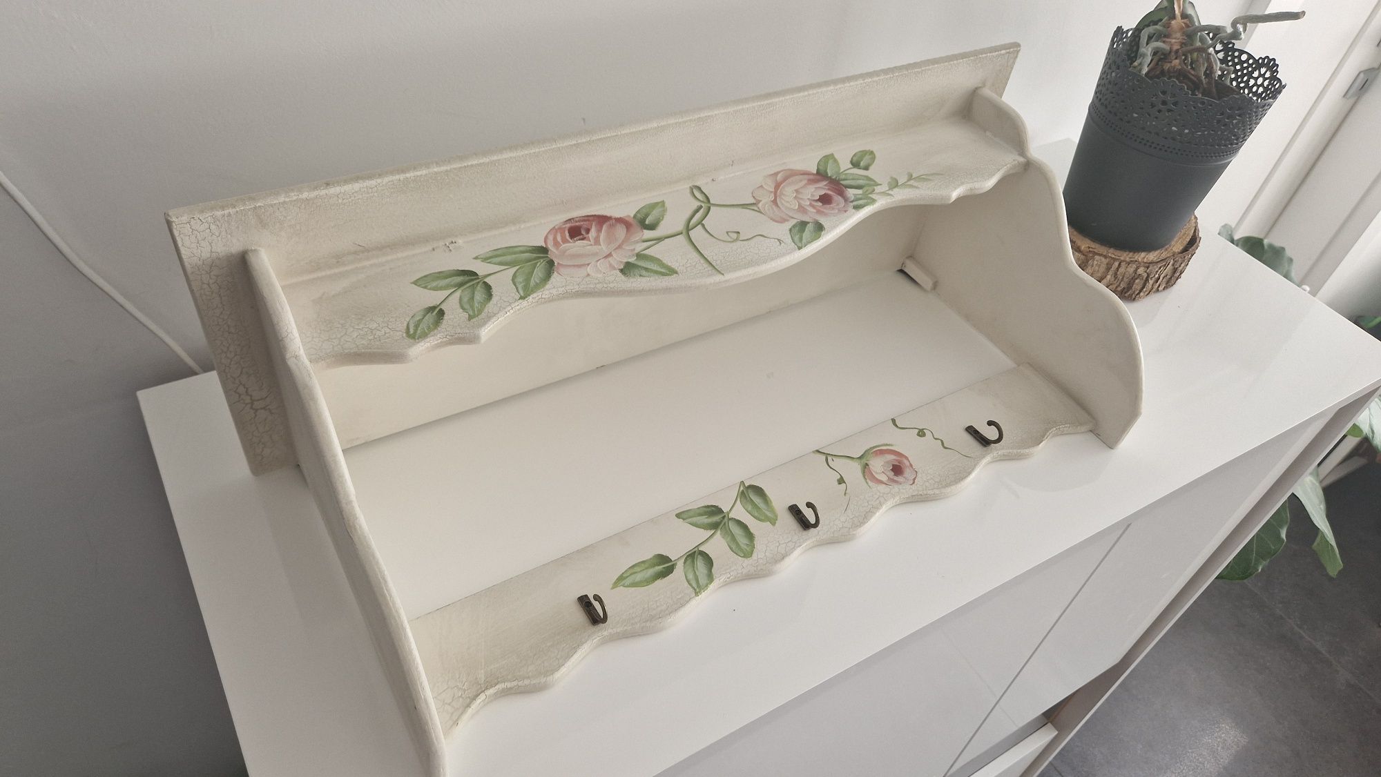 Ręcznie malowana półka vintage z motywem róż – 60x20x25 cm