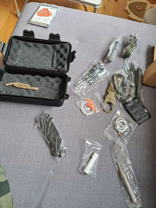 NOWY Multitool Zestaw Nóż Latarka Survivalowy Przetrwania Niezbędnik
