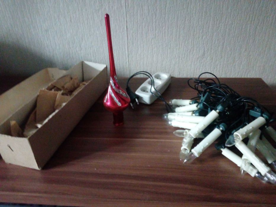 Новогодняя гирлянда (свечи) плюс верхушка СССР.