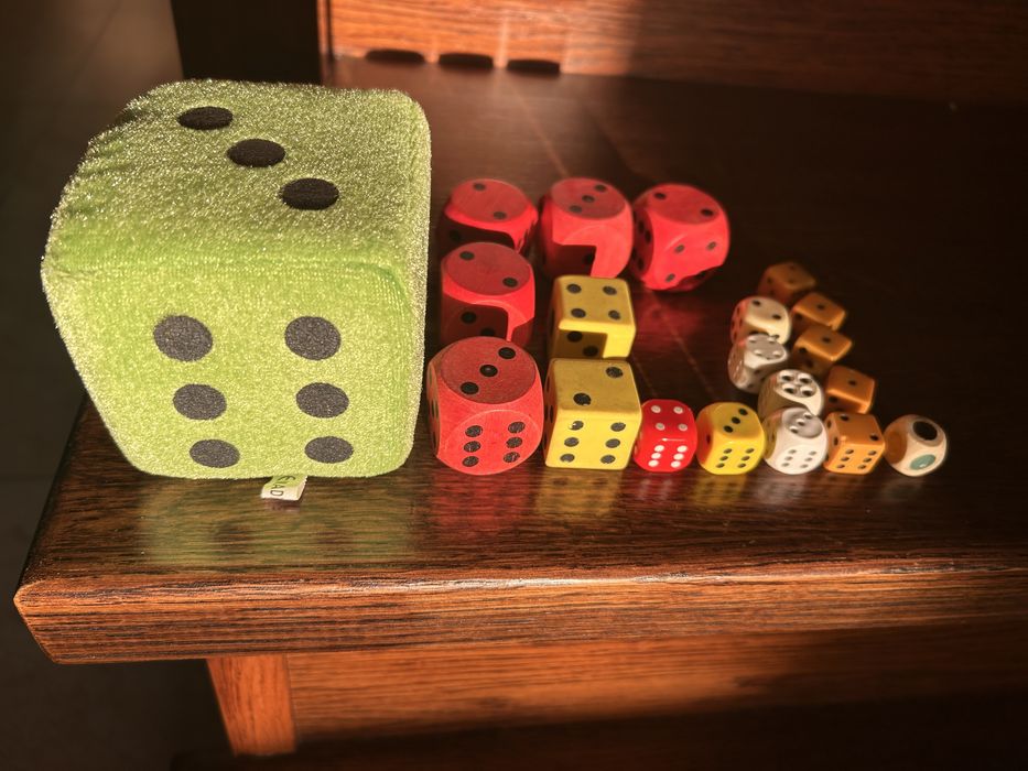 20 kolorowych kostek do gry w różnych rozmiarach