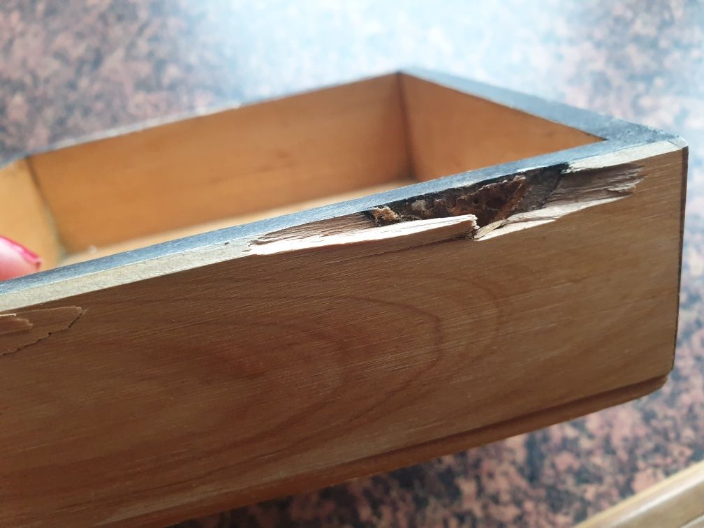 Stara drewniana szkatułka rzeźbiona 15,5 x 15,5 pudełko uszkodzona