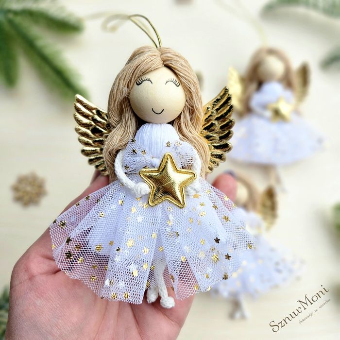 Świąteczny aniołek na choinkę, dekoracja bożonarodzeniowa, bombka