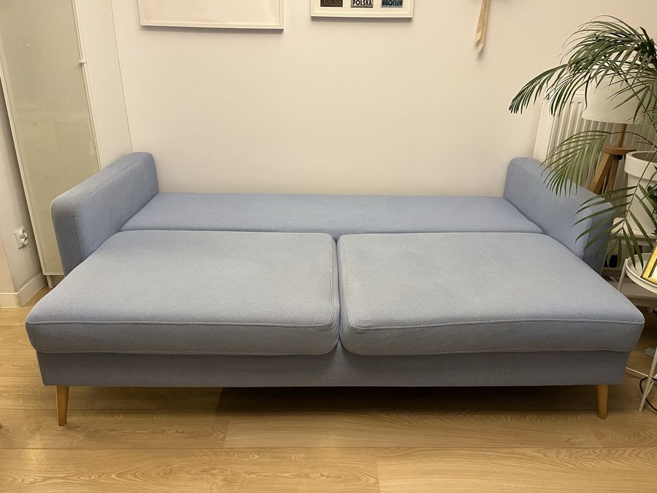 Niebieska rozkładana kanapa