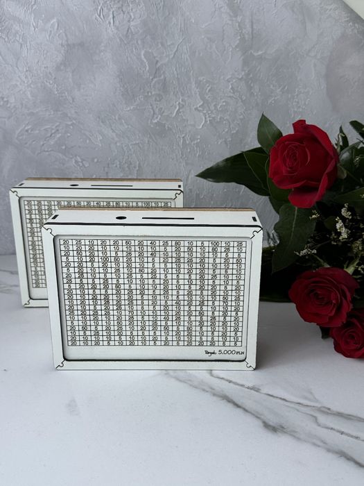 Skarbonka wykreślana na 5 000, 10 000 тис