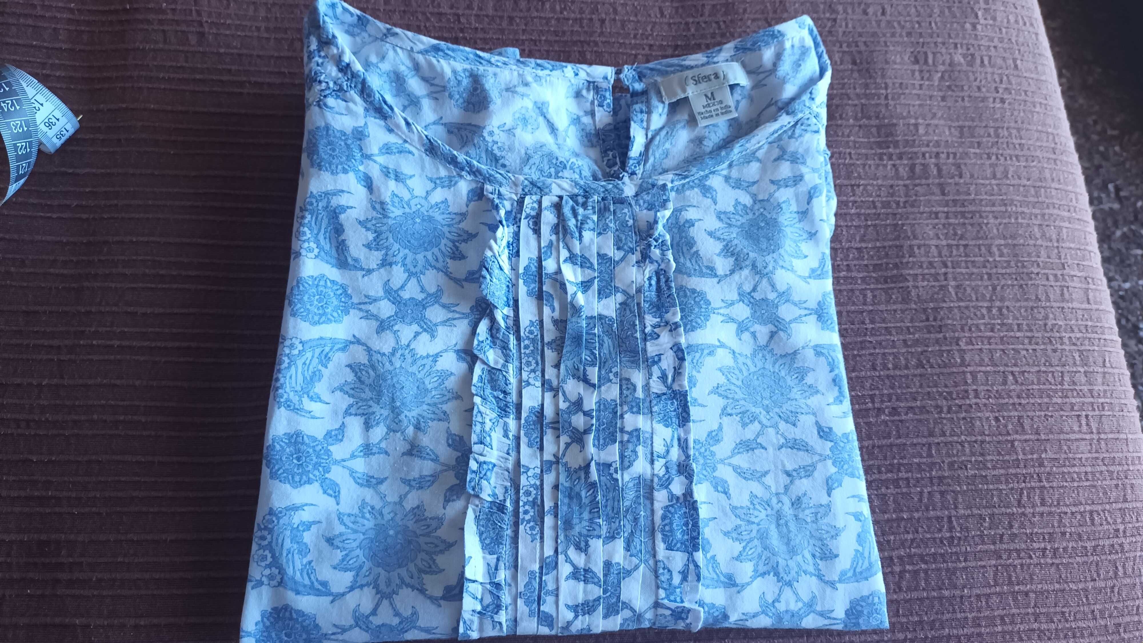 Blusa em branco e azul da sfera