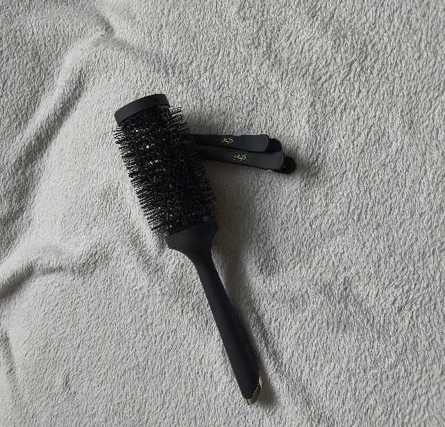 Zestaw do stylizacji włosów GHD – szczotka + klamry