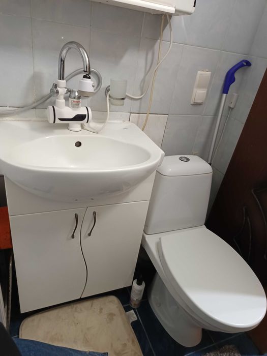 До квартири додається сарай з погребом у дворі.
І підвал під домом.