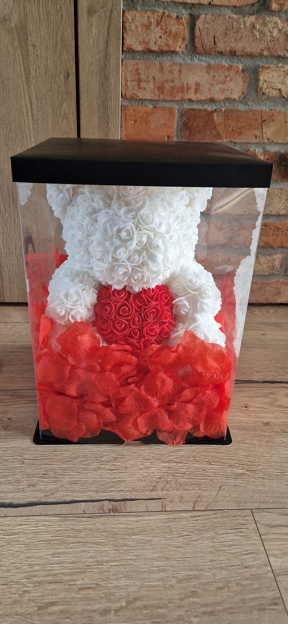 Rose Bear Miś z Róż biały z czerwonym sercem