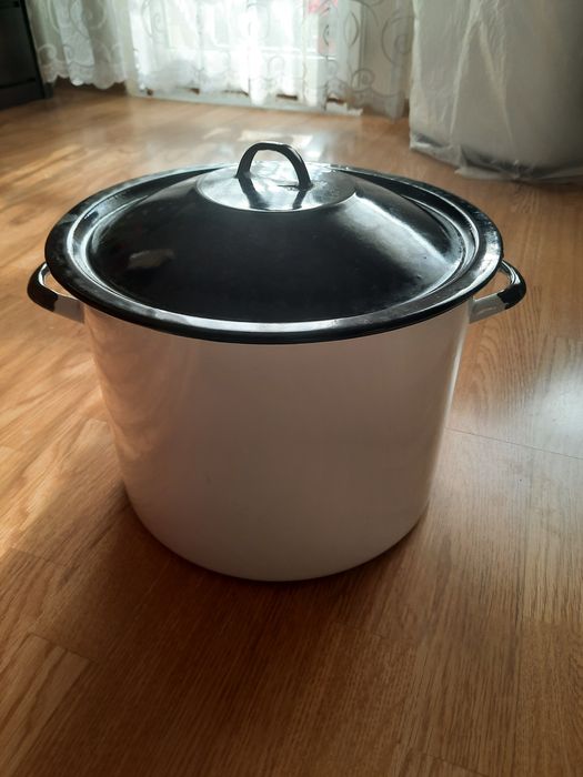 Duży garnek emaliowane z pokrywką