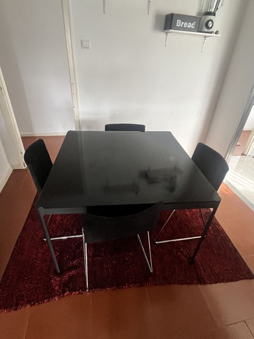 Mesa com tampo de vidro e 4 cadeiras