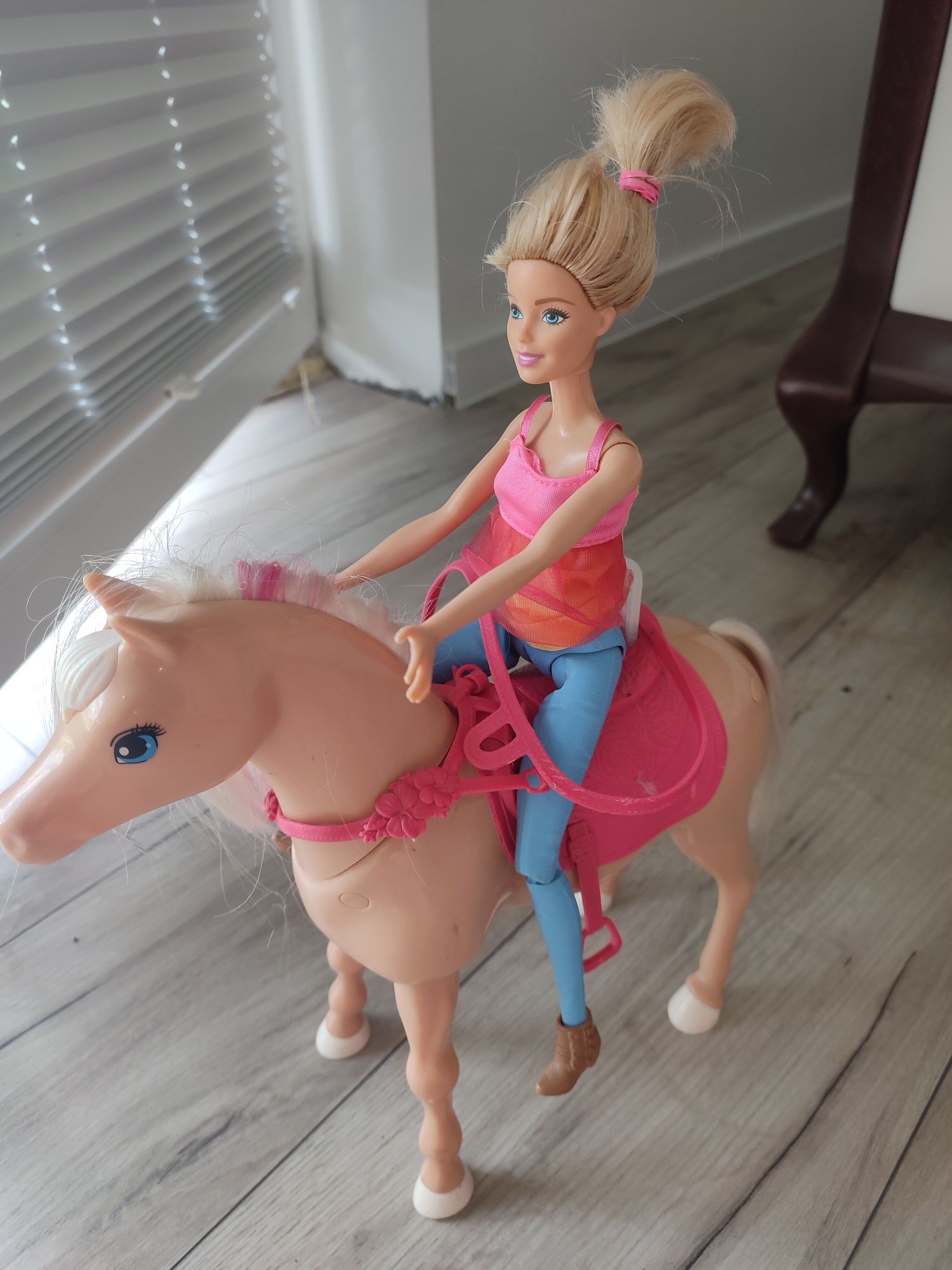 Tańczący interaktywny koń z Barbie