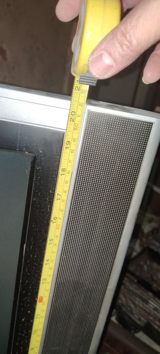 Телевізор RAINFORD великий.