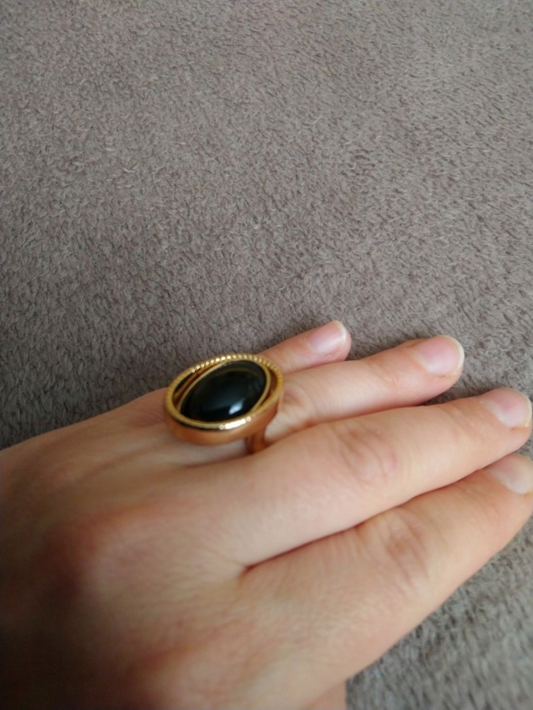 Avon elegancki pierścień z dwustronnym oczkiem