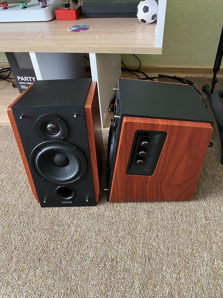 Edifier R1700BT.