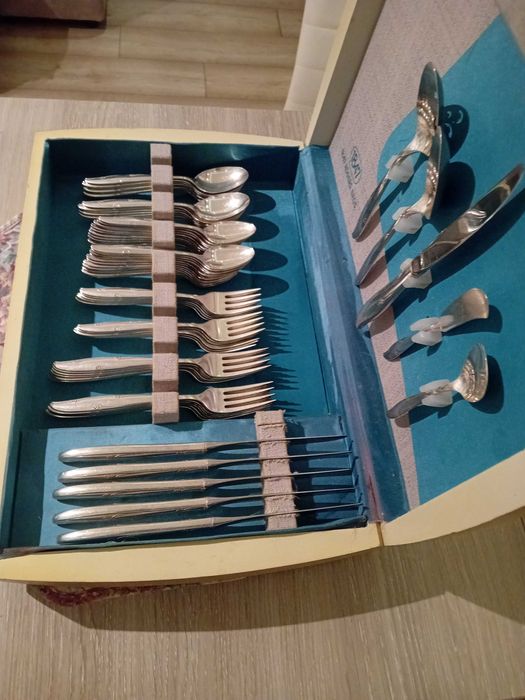 Sztućce Firmy 1847 Rogers Bros 77 sztuk