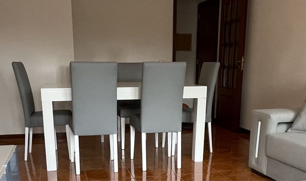 Mesa de sala de jantar mais 6 cadeiras