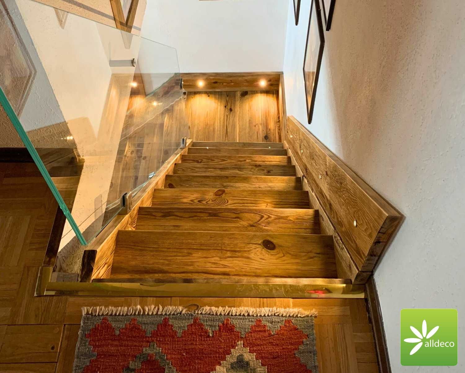 Schody ze starego drewna, balustrady, poręcze