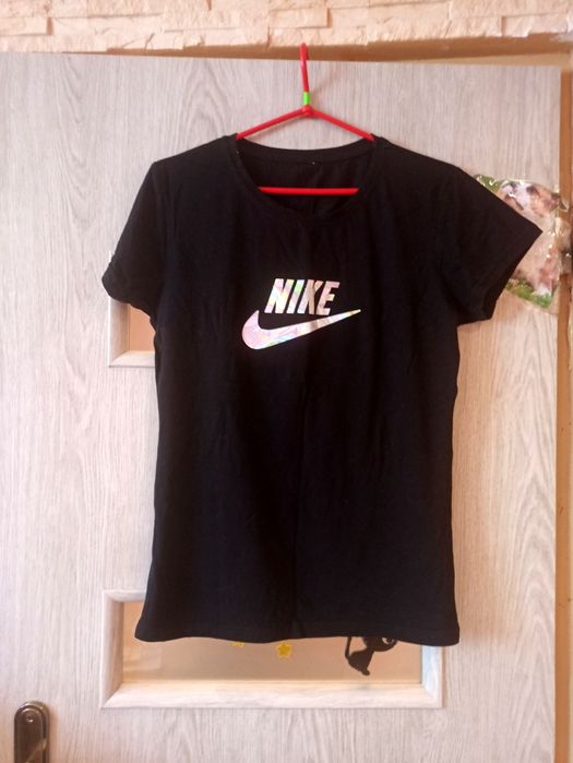Czarna koszulka z błyszczacym srebrnym napisem Nike roz.M/L