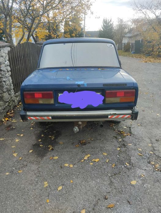 Продається автомобіль ВАЗ 2105 (Жигулі) синього кольору.