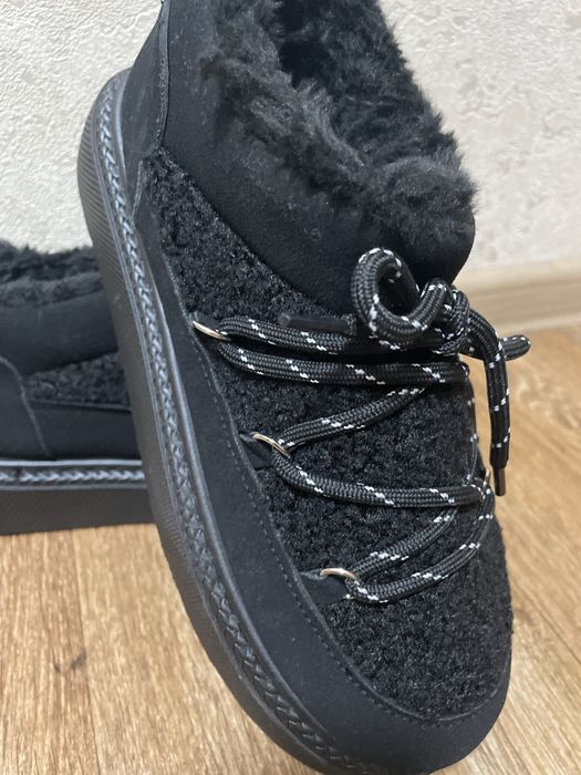 Уги ботинки теплі зимові 40 розмір.