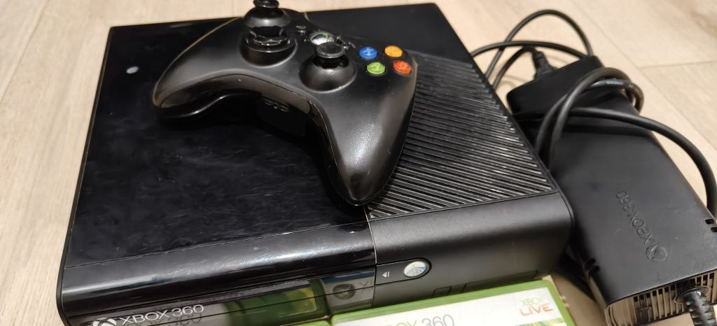 Xbox 360 E 4gb 4 gry pad