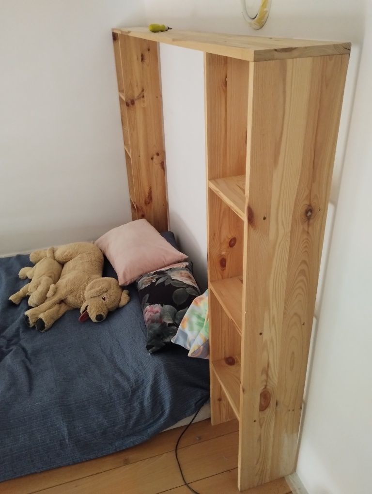 Regał drewniany pod łóżko