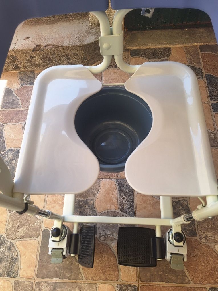 Cadeira ajustável para banhos