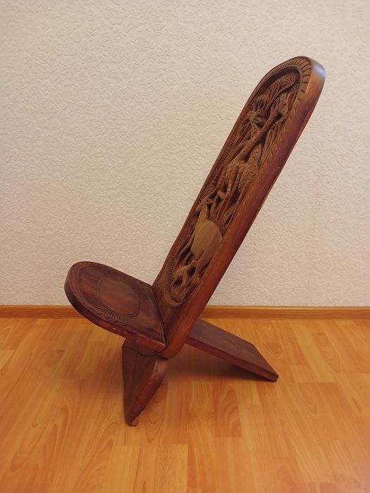 Столик і крісла з червоного дерева