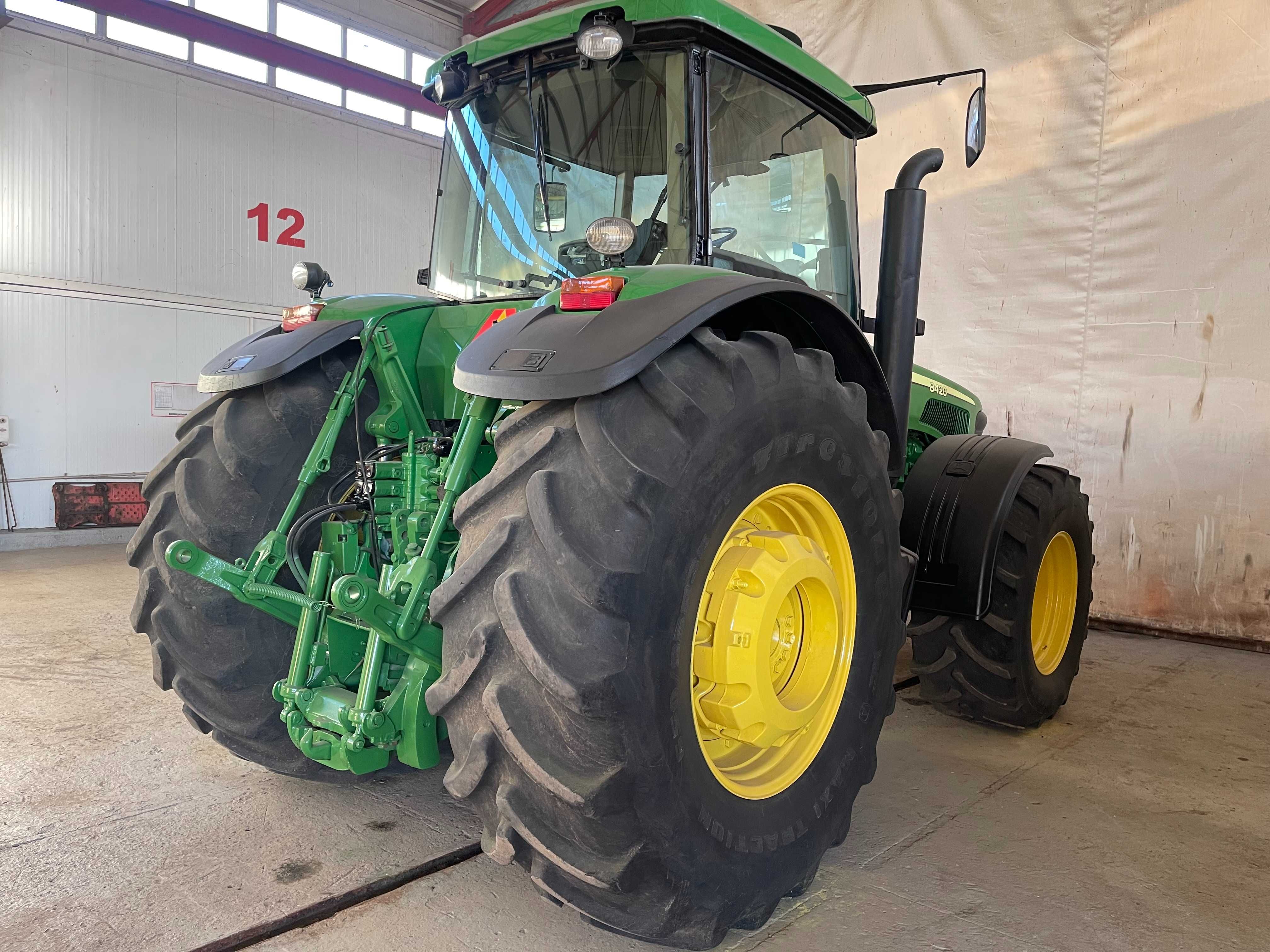 Трактор John Deere 8420