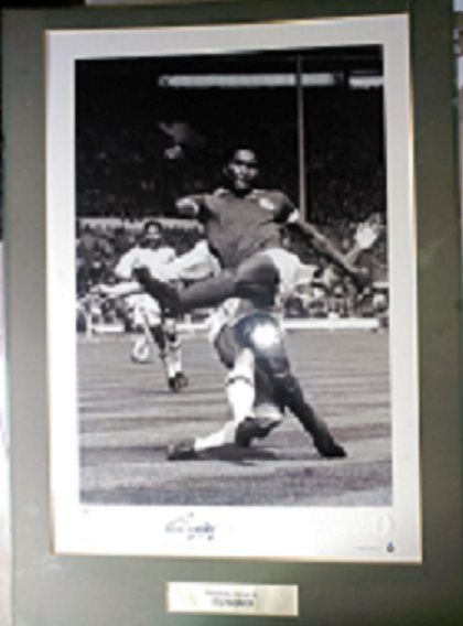 poster de EUSÉBIO assinado e autenticado super raro.