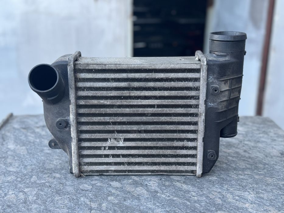 Інтеркулер 4F0145805E Audi a6 c6 лівий 3.0 tdi 2.7 tdi радіатор ауді