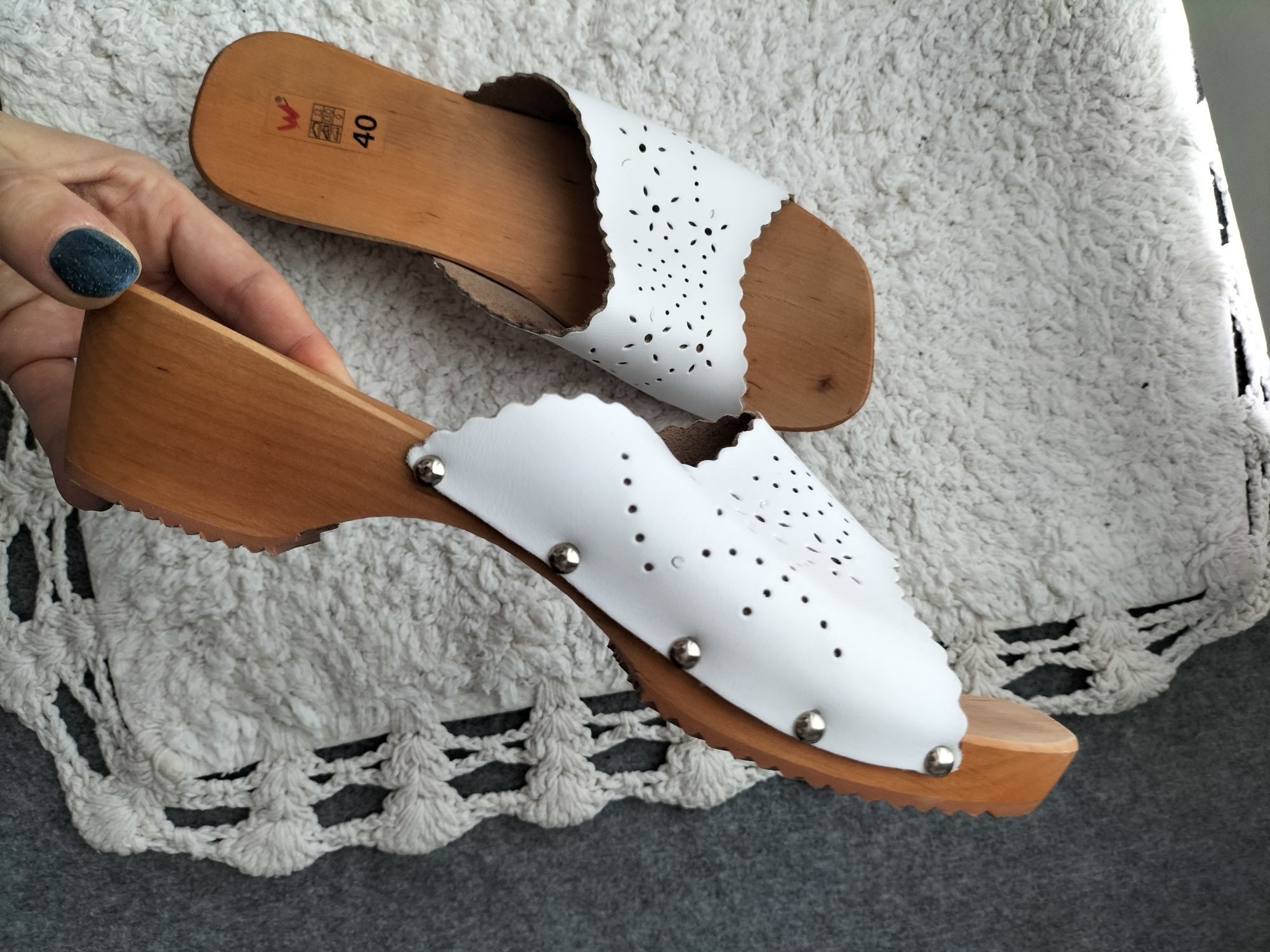 Skórzane klapki mule vintage retro Pinterest Vogue Paris