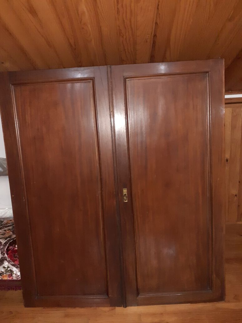 Duas portas de roupeiro antigas de madeira cerejeira.
