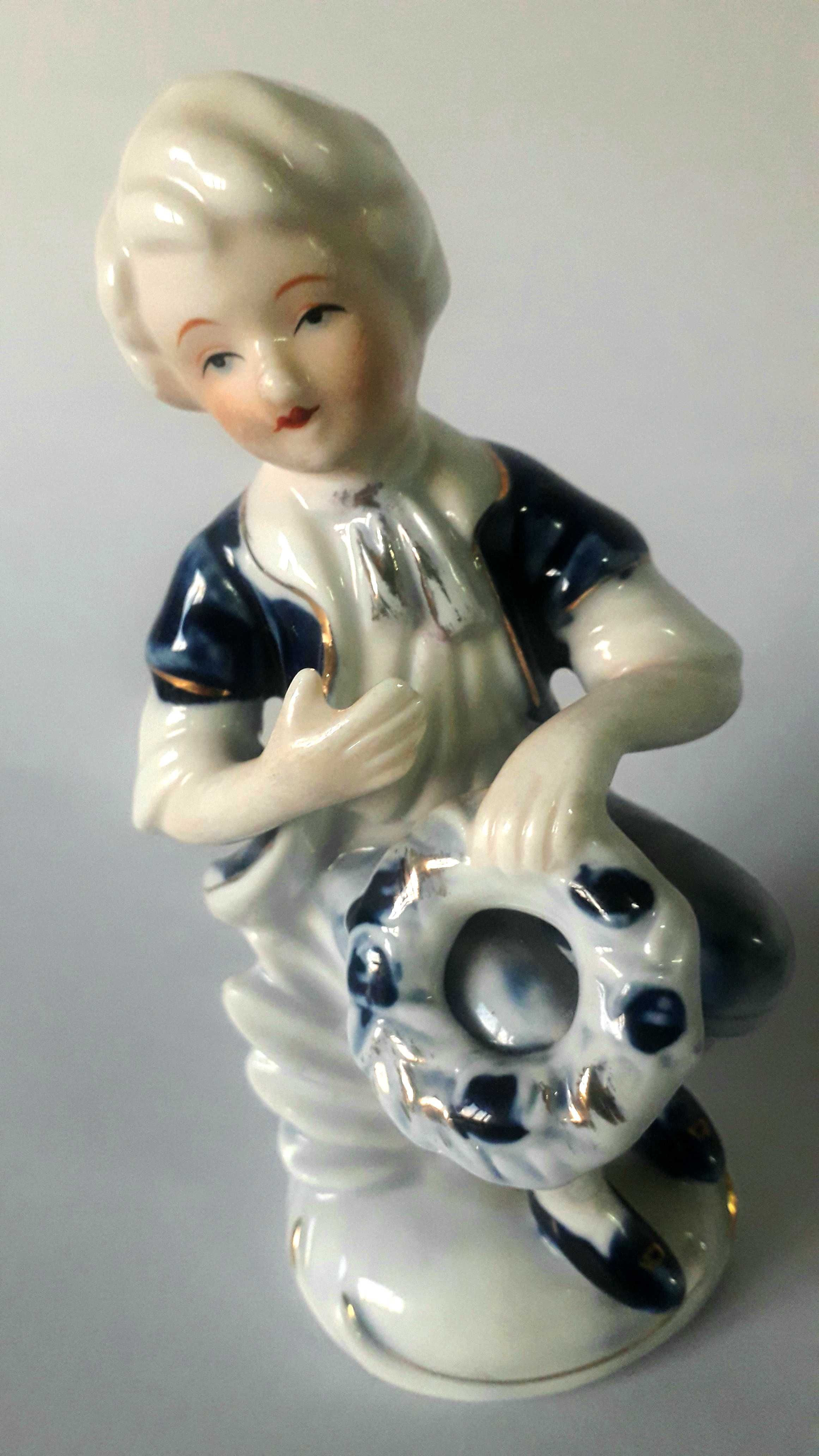 Estatueta em Porcelana Jovem Camponês