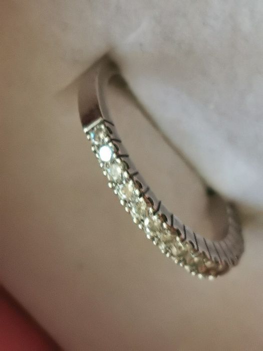 Złoty pierścionek z bialego zlota wysadzany brylantami