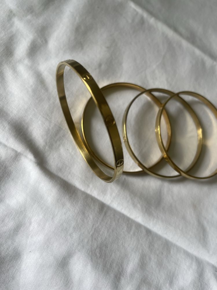 4 pulseiras douradas tipo “cartier” como novas