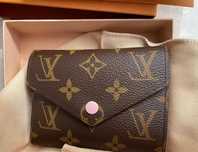 Portfel Louis Vuitton Victorine Series z różową klamrą
