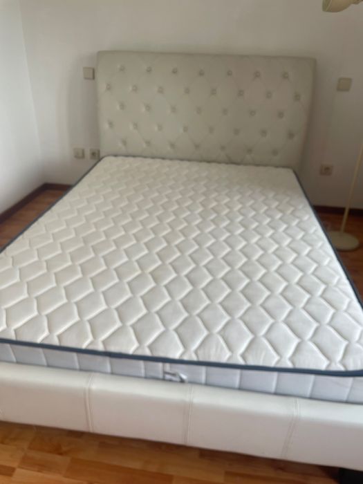 Cama casal impecável